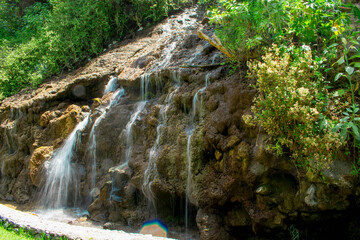 Imagen horizontal de una cascada en la naturaleza y montaña rocosa