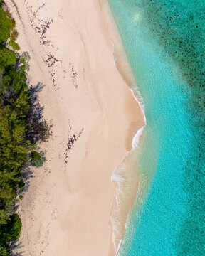 Aerial view of clear turquoise water and sandy beach, Paradise Island, Colonial Beach, Nassau, The Bahamas.