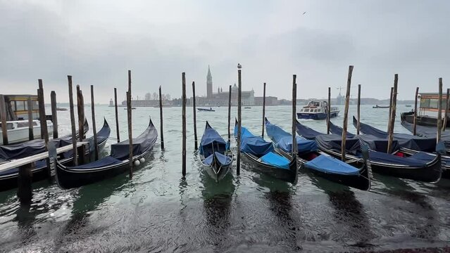 Venecia, Italia. G&oacute;ndolas azules atracadas en el gran canal.