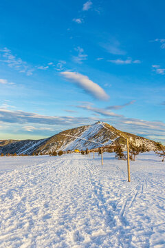 Karkonosze w zimowej odsłonie z widokiem na Śnieżkę w słoneczny dzień
