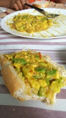 Pão francês com salada de abacate com tomate, temperada com sal, alho, limão.
