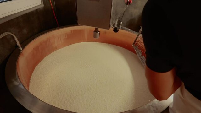 Cheese making process with curd cutting and heating