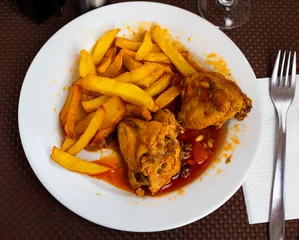 Gordijnen Delicious fried chicken served with potatoes on platter © JackF