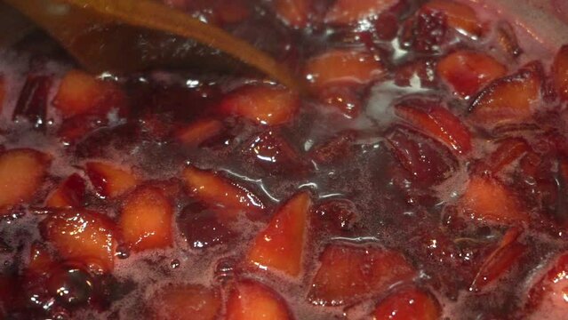 Cocinando mermelada de ciruela