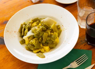 Foto op Plexiglas Tender green beans cooked with potatoes and drizzled with olive oil © JackF