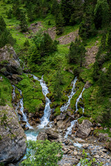 Cascades dans le Cirque de Gavarnie, grand site inscrit au patrimoine mondial de l'UNESCO, situé...