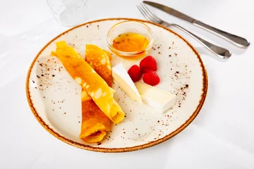 Plexiglas foto achterwand Sweet crepes served with sliced soft creamy brie, ripe berries of raspberry and honey . © JackF