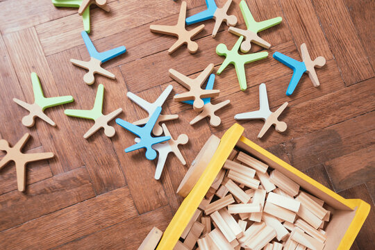 ni&ntilde;os jugando con productos estilo Montessori, diversion asegurada, amigos divirti&eacute;ndose juntos, disfrute, Partner, Creations, Ready, Set, Create, juguetes, juego, jugar, Montessori