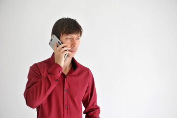 homem de negócios  usando camisa social segurando celular 