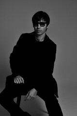 homem modelo com óculos escuros em retrato da moda em estúdio 