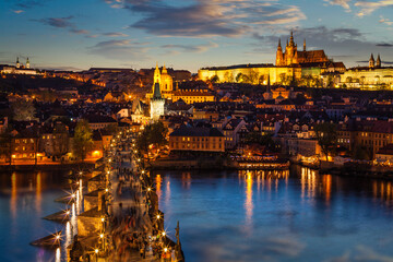 Night view of Prague castle and Charles Bridge over Vltava river - obrazy, fototapety, plakaty