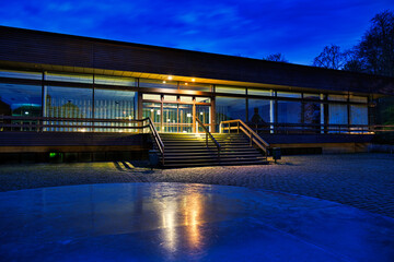 Gebäude im Bauhaus-Stil am Abend