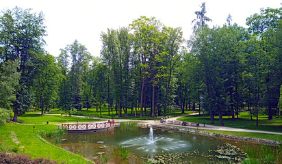Park Dolny w Szczawnicy, Szczawnica to malownicze miasteczko uzdrowiskowe położone w Pieninach. Czerwiec 2023 - obrazy, fototapety, plakaty