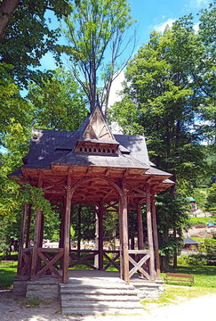 Park Dolny w Szczawnicy, Szczawnica to malownicze miasteczko uzdrowiskowe położone w Pieninach. Czerwiec 2023