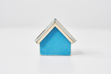 Obraz na płótnie Canvas 白いテーブルの上に置かれた青い住宅模型