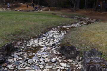 浄土庭園。岩手県、平泉の毛越寺。大泉が池に水を入れる遣水。
