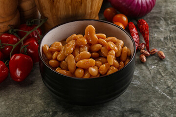 Canned beans in tomato sauce