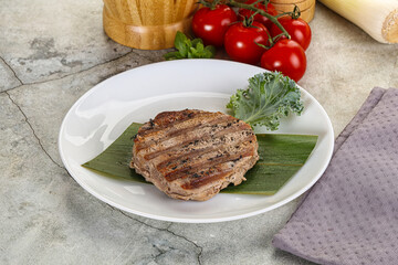 Grilled tuna medallion in the plate