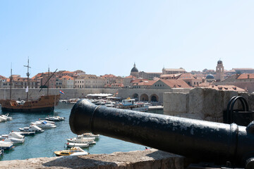 Fototapeta na wymiar Ancient cannon points out across Dubrovnik habour from within walls of ancient city.