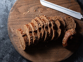 sliced bread on a cutting board - obrazy, fototapety, plakaty