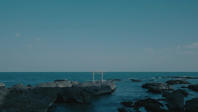 大洗磯前神社（茨城県大洗町）の海の中に立つ鳥居／Torii gate standing in the sea of ​​Oarai Isosaki Shrine