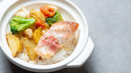 Sea bream and vegetable stone pot rice