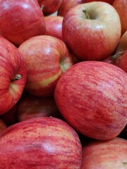 red apples on a market,manzanas rojas en un mercado
