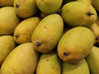 Mangoes in a supermarket,Mangos en un supermercado

