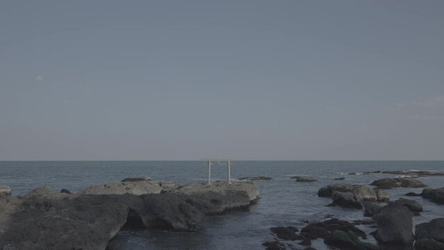 大洗磯前神社の海の中に立つ鳥居＜FX3 S709撮影 LUT適用可能形式＞／Torii gate standing in the sea of ​​Oarai Isosaki Shrine＜FX3 S709 shooting  LUT applicable format
＞