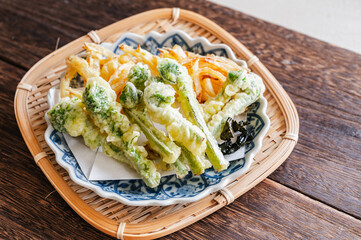 コゴミと新玉ねぎの天ぷら