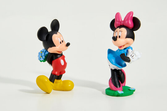 Figurines of romantic Mickey Mouse and Minnie Mouse