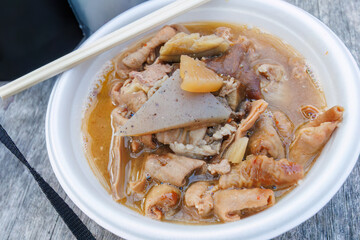 宮ヶ瀬湖畔の食堂で購入した美味しいもつ煮と缶ビール。
野鳥観察に使用したカメラと双眼鏡も一緒に。

日本国神奈川県相模原市、早戸川林道にて。
2024年4月13日撮影。

Delicious 