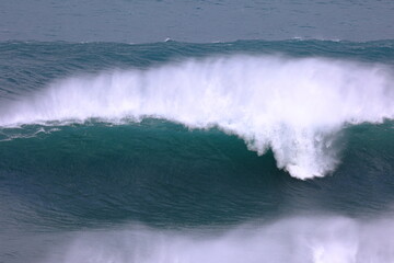 冬の日本海、荒波の親不知海岸