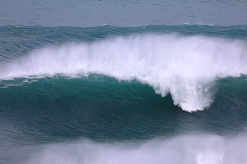 冬の日本海、荒波の親不知海岸