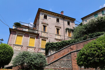 Blick in die Historische Altstadt von Verona in Italien	
