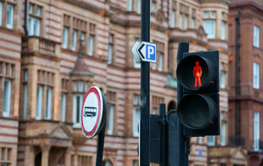 traffic light for pedestrians that indicates the color red.