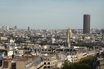 Fototapeta premium Vue panoramique sur les toits de Paris et la tour Montparnasse