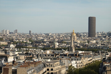 Fototapeta na wymiar Vue panoramique sur les toits de Paris et la tour Montparnasse