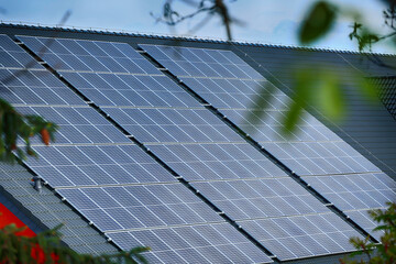 Panele solarne na dachu budynku. Ekologia. 