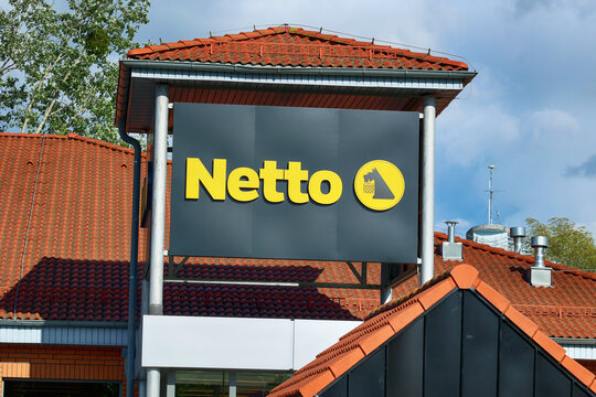 Netto. Baner reklamowy dużego sklepu marketu sieciowego  Netto market. 