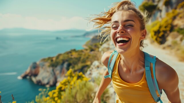 Besada por el sol y acariciada por el viento, la risa de una excursionista es tan brillante como su top amarillo bañado por el sol, capturando la esencia de un día despreocupado.