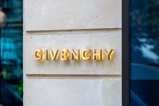Paris, France - 18 avril 2024: Enseigne et logo d'une boutique Givenchy dans le quartier des Champs-Elys&eacute;es &agrave; Paris. Givenchy est une marque fran&ccedil;aise de mode et de luxe appartenant au groupe LVMH