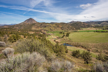 Fototapeta na wymiar Beautiful landscape typical to Central Oregon in sunny day, view from above