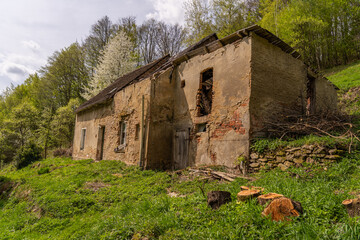ruiny starego opuszczonego domu w górach, lesie