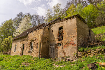 ruiny starego opuszczonego domu w górach, lesie