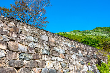 높은 돌담, 오성한옥마을에 위치-Tall stone wall, located in Oseong Hanok Village, Wanju, Jeollabuk-do, South Korea