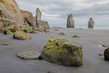 Abstract rock formations at the Three Sisters, Tongaporutu, Taranaki, New Zealand. - obrazy, fototapety, plakaty