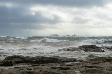 Écume tourbillonnante, ciel plombé, hiver breton rugissant : l'océan en furie, symphonie tumultueuse du Finistère sud.