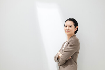 スーツ姿のミドル女性