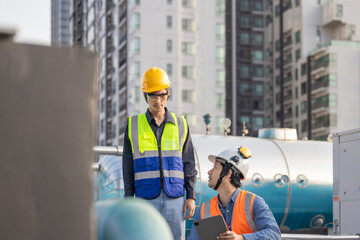 HVAC Engineer Coaching a Technician on Site During an Urban Maintenance Project